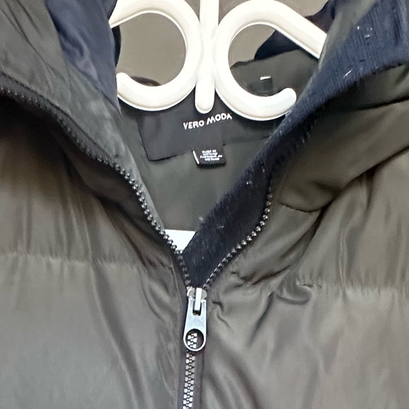 Olive winter jacket with double zip, and side zip
Size small - Picture 4 of 4